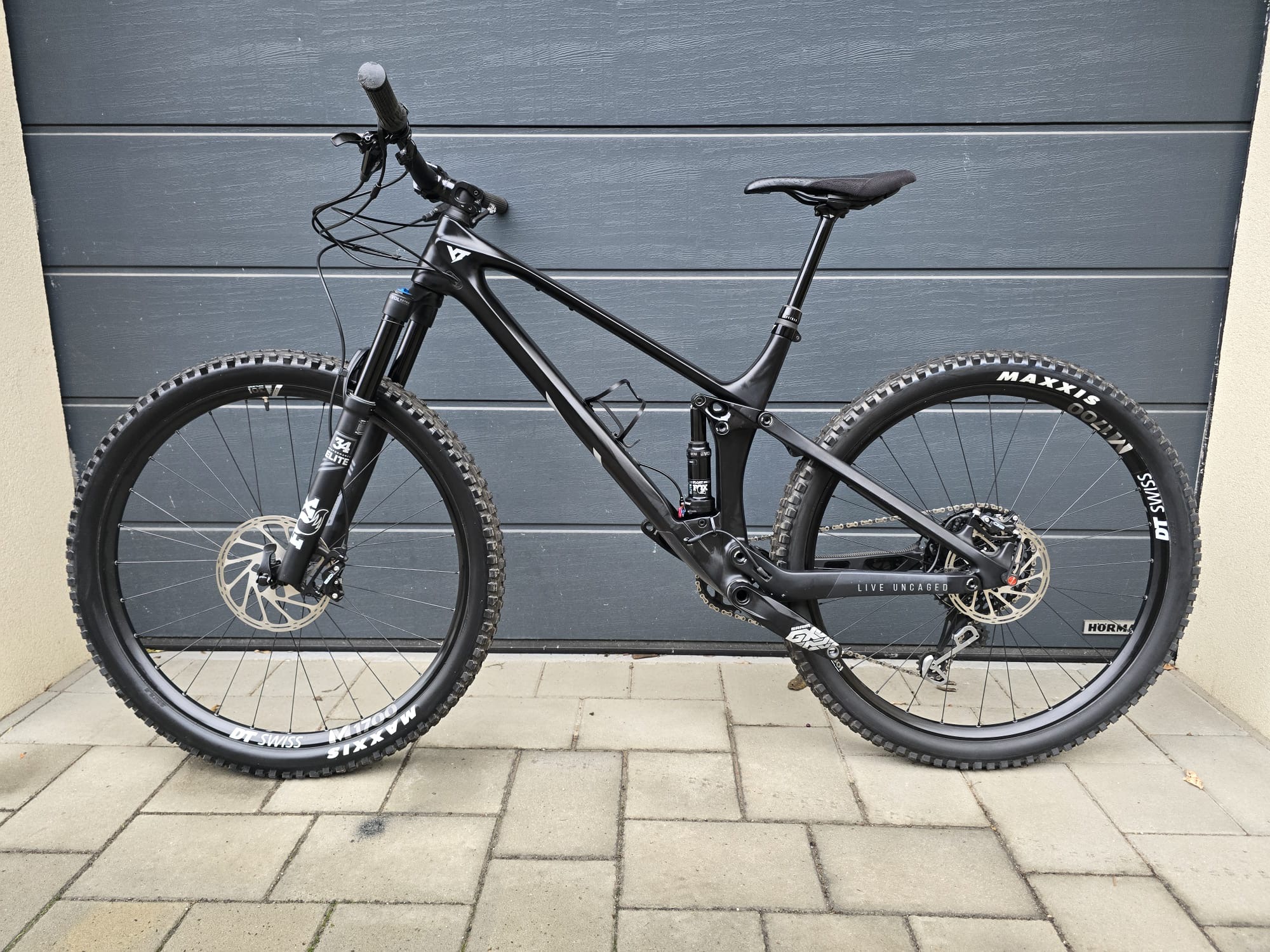 YT Izzo Carbon