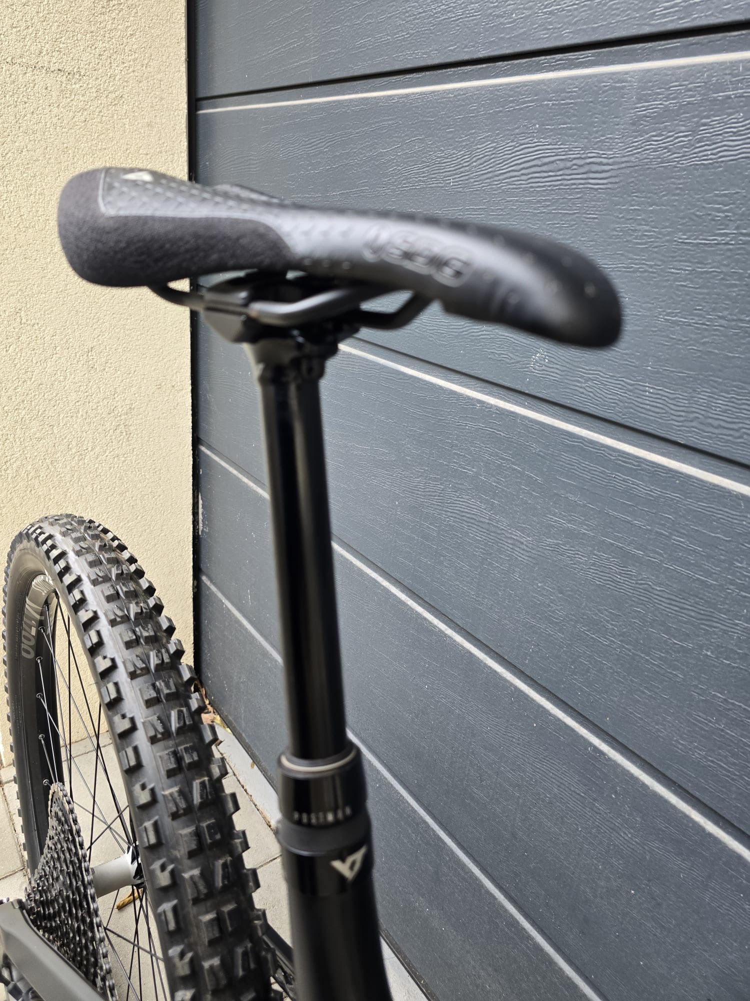 YT Izzo Carbon Mountain Bike - Medium - Image 8