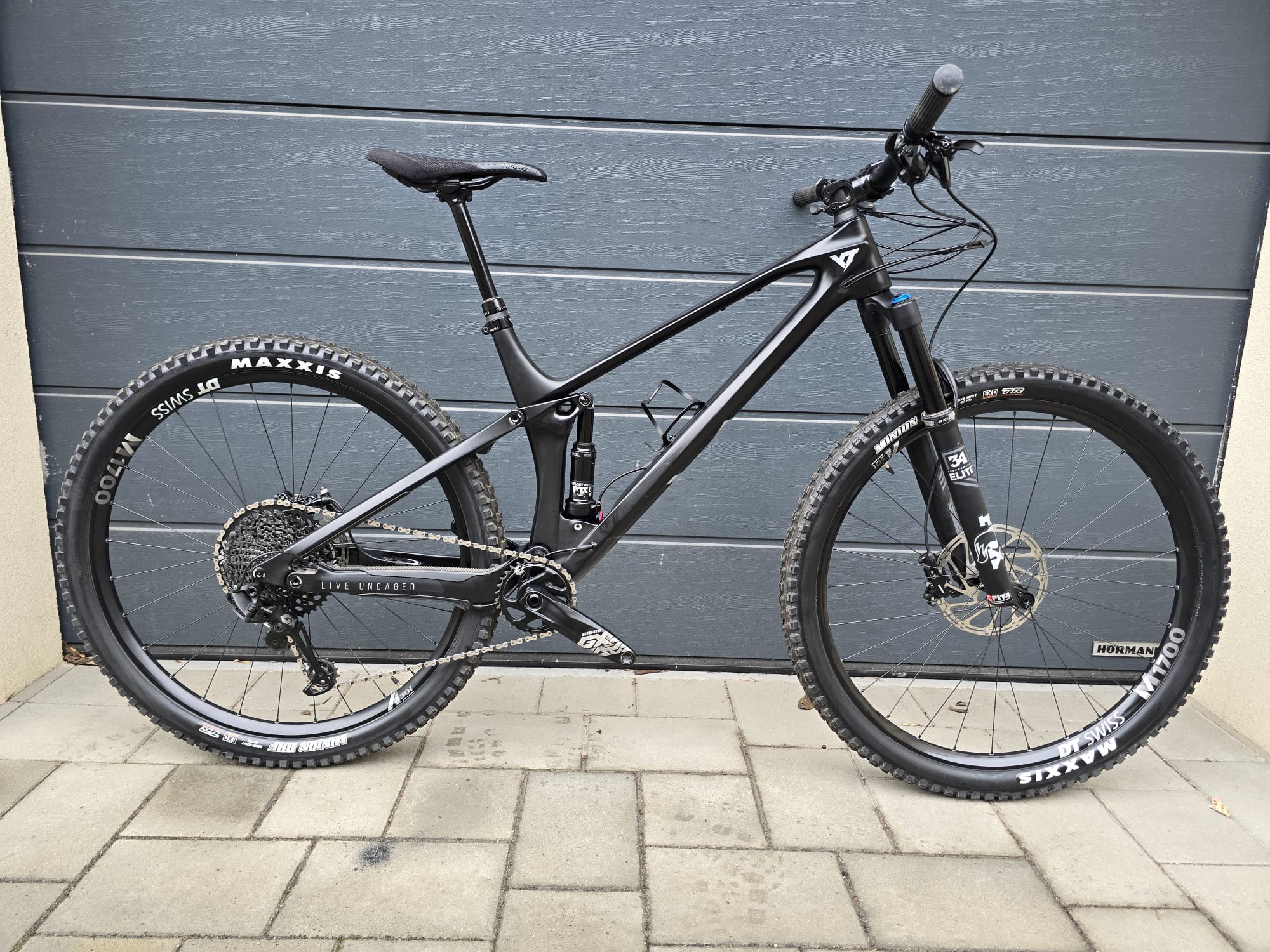YT Izzo Carbon Full suspension bike